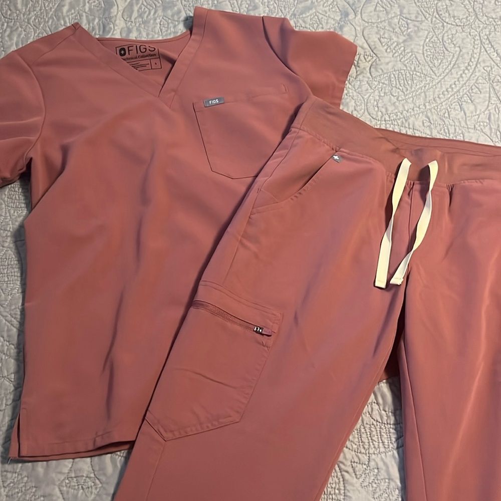 Mauve figs scrubs